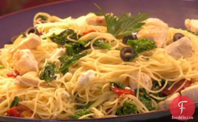 5 ingrediente Rabe de pui și Broccoli sotate cu măsline negre, roșii uscate și Feta