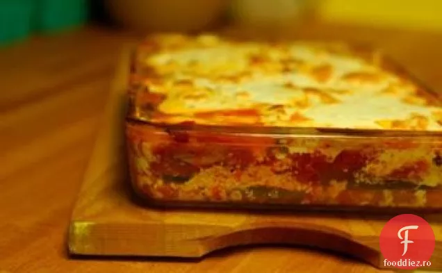 Lasagna de vinete prăjită cu sos de roșii fript