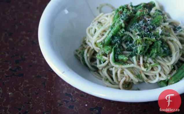 Spaghete Cu Broccoli Rabe Și Pastă De Roșii Uscate