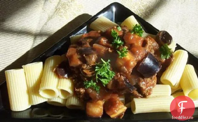 Rigatoni cu carne de vită și vinete (vinete)