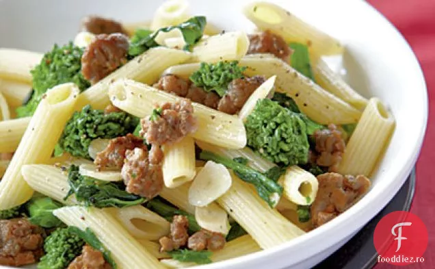 Penne cu cârnați, usturoi și Broccoli Rabe