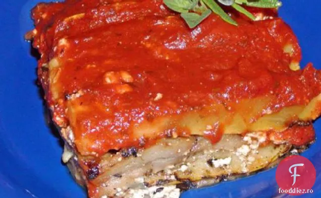 Caserola galbenă de dovlecei , vinete și Feta