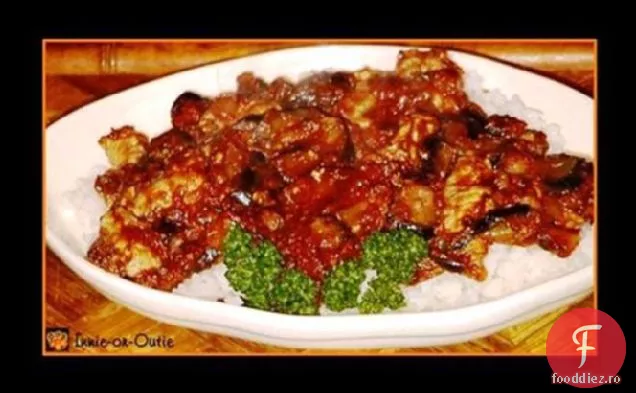 Saut vinete și carne de porc în sos de roșii pe orez