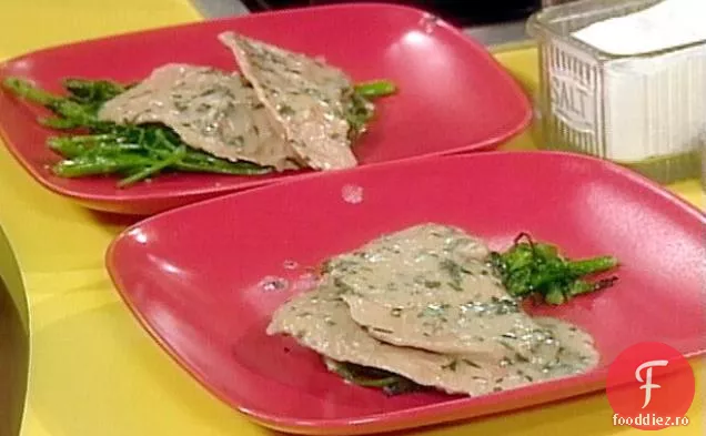 Vițel sotat cu lămâie pe un pat de Broccoli Rabe