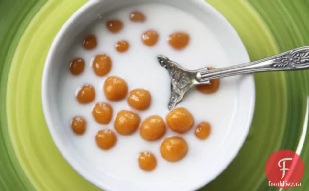 Bile de orez lipicioase de dovleac în cremă de nucă de cocos îndulcită (Bua Loi Fak Thong)