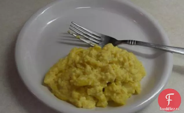Caserolă de dovlecei, ouă și brânză