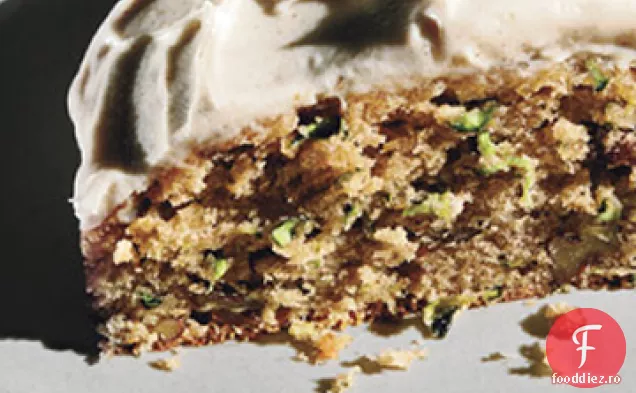 Tort de dovlecei-Pecan cu glazură de brânză cremă