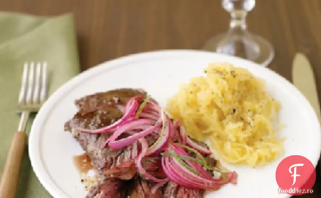 Friptură de fustă cu ceapă murată și dovlecei Spaghetti