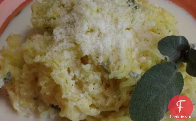 Squash Spaghetti Coapte Cu Conținut Scăzut De Carbohidrați Cu Cremă De Salvie De Usturoi