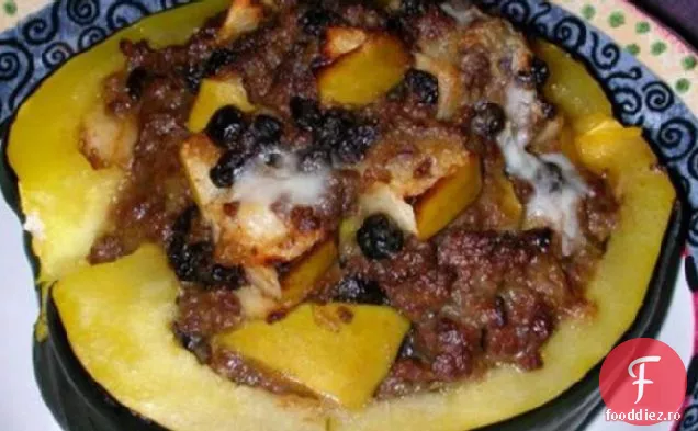 Carne De Vită Măcinată Și Jumătăți De Dovleac De Ghindă Umplute Cu Mere