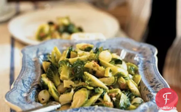 Varză de Bruxelles cu ceapă perlată glazurată cu miere și Capocollo