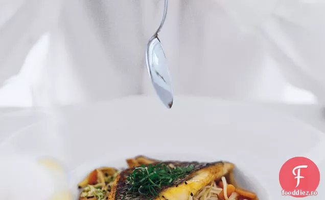 Bibanul de mare Negru al lui Yagihashi cu Somen și legume