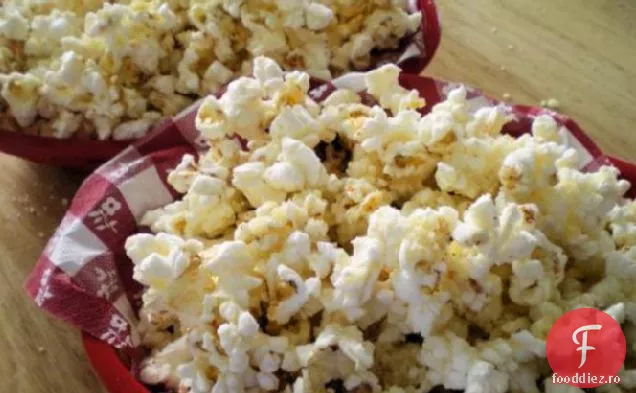 Popcorn dulce și sărat cu miere și parmezan