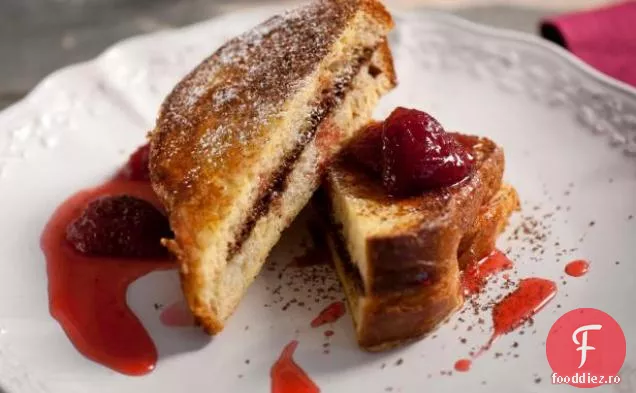 Ciocolată Mascarpone umplute pâine prăjită franceză cu sirop de căpșuni