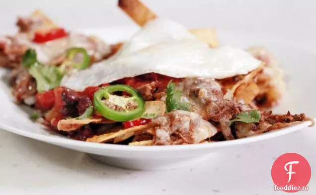 Chilaquiles de fasole neagră și carne de vită cu ouă prăjite