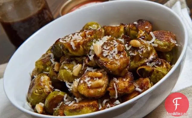Varză de Bruxelles prăjită balsamică cu nuci de pin prăjite