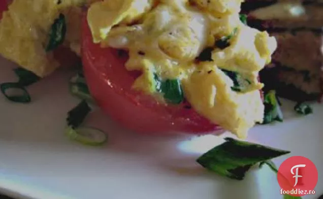 Ouă cu conținut scăzut de calorii în căni de roșii