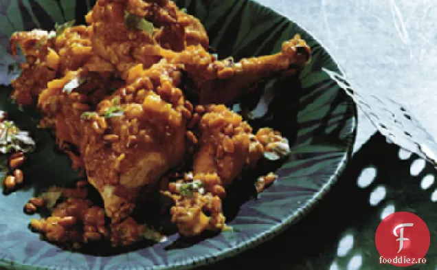 Tagine de pui cu caise și nuci de pin condimentate