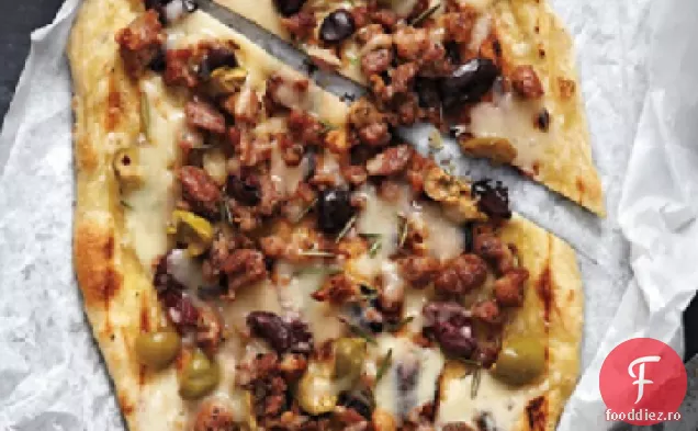 Pizza cu cârnați și măsline