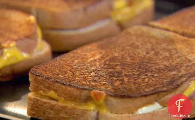 Sandvișuri dulci și picante cu brânză la grătar