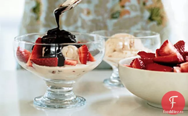 Înghețată Dulce de leche cu căpșuni proaspete și sos Mexican de ciocolată