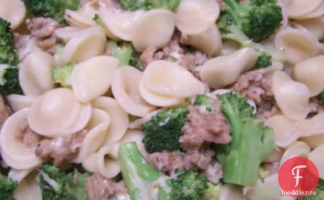 Urechi de Broccoli, cârnați și paste