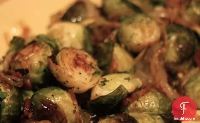 Varză De Bruxelles Prăjită Cu Ceapă Caramelizată Și Slănină