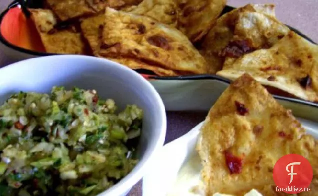 Chipsuri Adobo cu brânză caldă de capră și salsa de coriandru