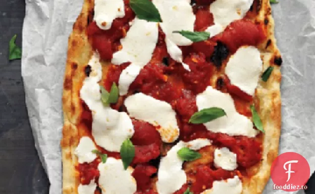 Pizza cu roșii și busuioc