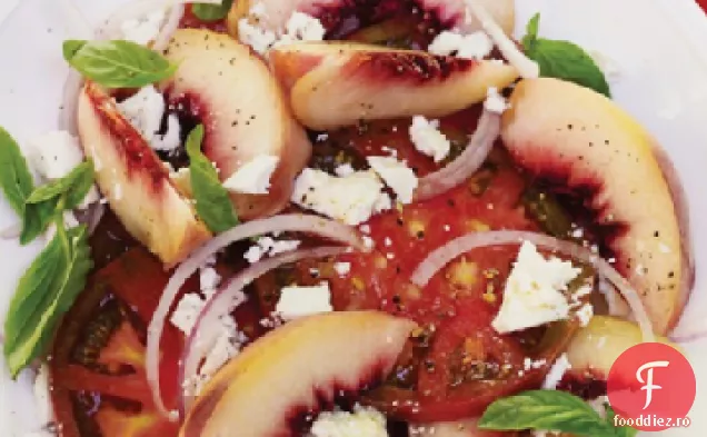 Salată de roșii moștenite, piersică albă și salată de Ricotta