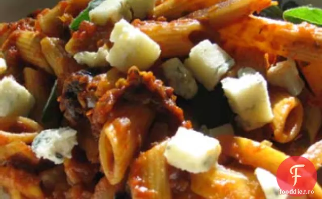 Penne cu sos de roșii, slănină și brânză