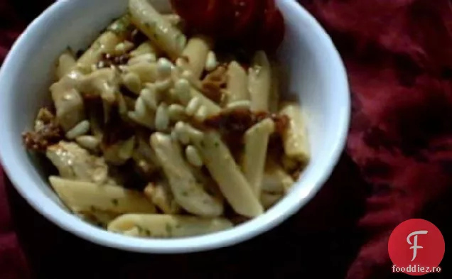 Penne cu pui, roșii uscate la soare și nuci de pin