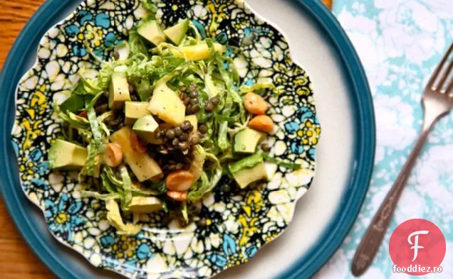 Salată de varză de Bruxelles rasă cu vinetă de semințe de mac de ananas