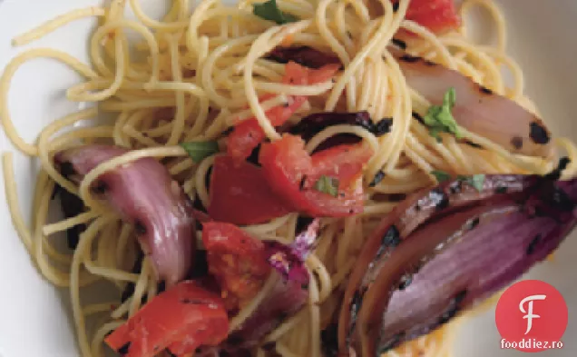Spaghete cu roșii afumate și ceapă