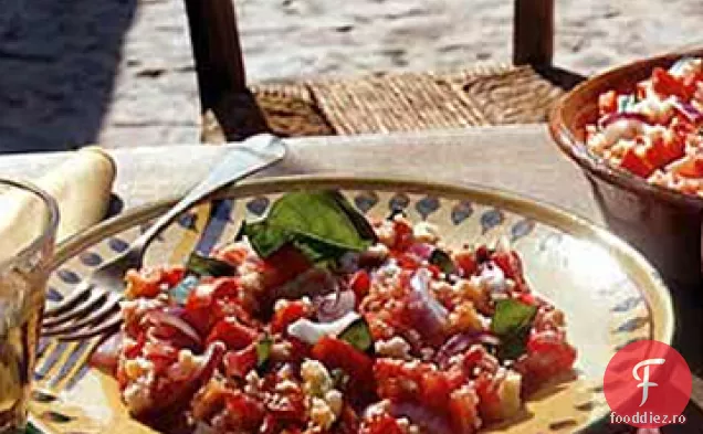 Salată de roșii și pâine cu ceapă roșie