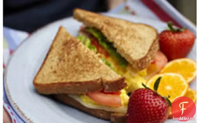 Sandviș cu ouă amestecate, roșii, Mozzarella și busuioc