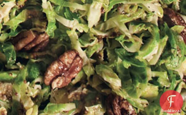 Salată de varză de Bruxelles cu sos de muștar și nuci pecan glazurate cu arțar