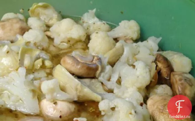 Ciuperci marinate, inimi de anghinare și salată de conopidă