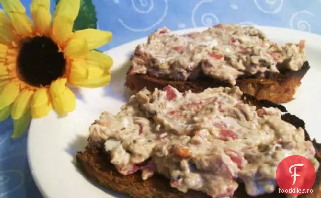 Bruschetta de brânză cremă cu ierburi pe pâine prăjită cu baghetă