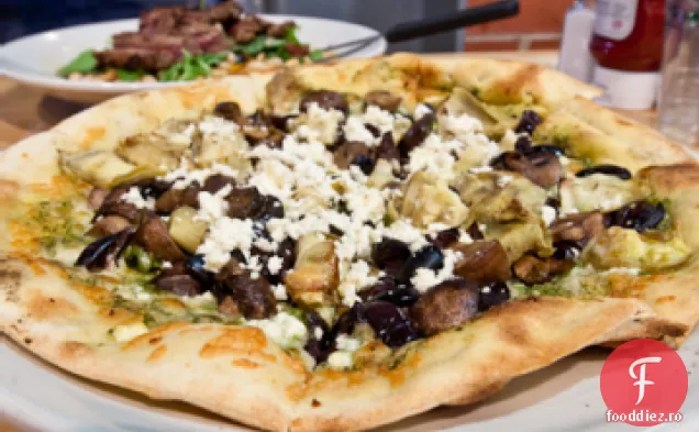 Pizza Cu Sos De Salată