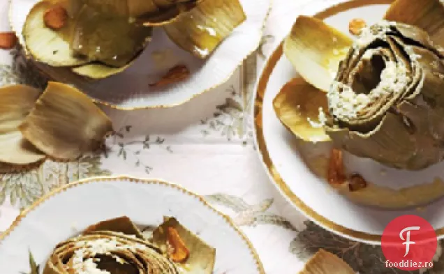 Anghinare Globe aburite cu vinaigretă Pecorino și chipsuri de usturoi prăjite