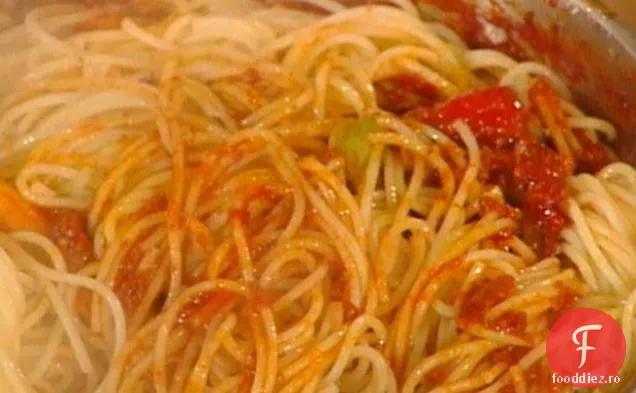 Spaghete Cu o gaură și anghinare: Bucatini al Ragu con Carciofi