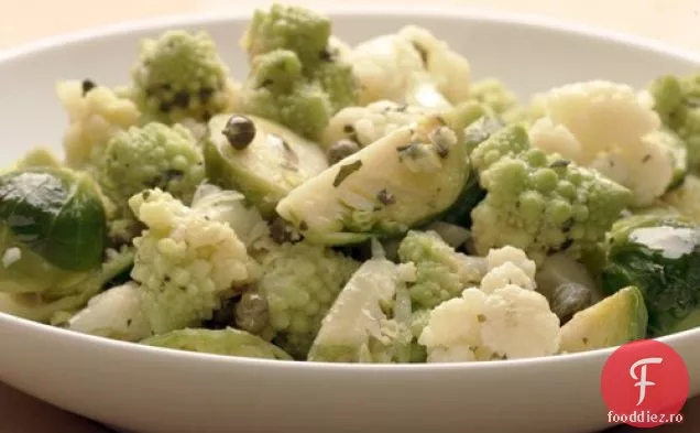 Salată de conopidă și varză de Bruxelles cu unt de muștar-caper