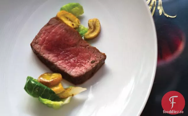 Friptură de ochi de coastă cu castane și frunze de varză de Bruxelles