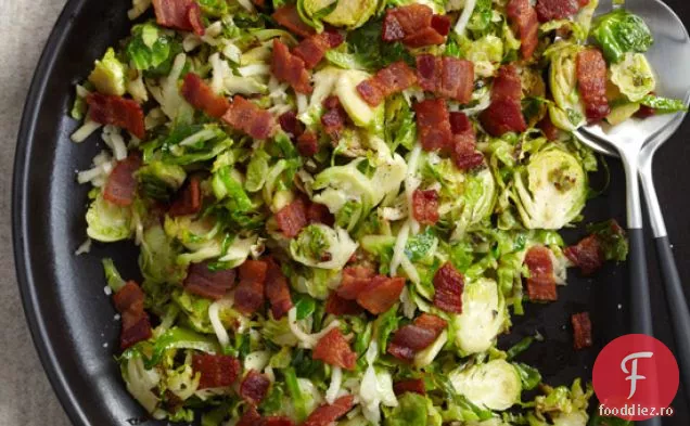 Slaw cald de varză de Bruxelles cu slănină