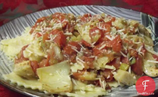 Ravioli de brânză cu sos proaspăt de roșii și anghinare