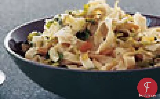 Fettuccine cu varză de Bruxelles și nuci de pin