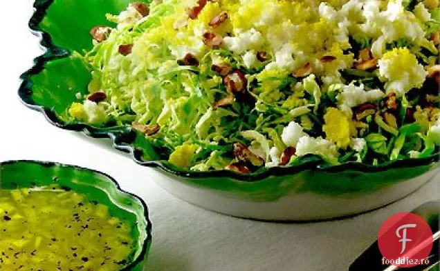 Salată de varză de Bruxelles rasă cu vinetă de citrice