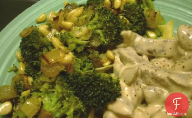 Broccoli Cu Ceapă Caramelizată Și Nuci De Pin