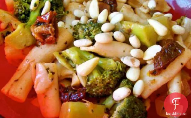 Flori de Broccoli cu roșii uscate la soare peste Penne!